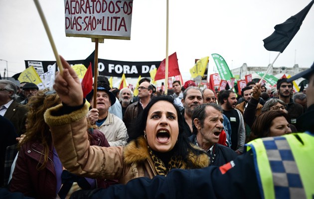 Wütende Portugiesen protestieren gegen die Sparpolitik ihrer Regierung. Doch die Macht der Troika ist offenbar stärker.