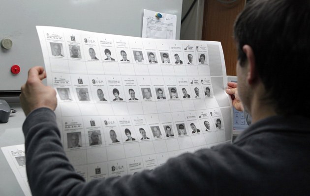 Ein Zypriot blickt auf den Stimmzettel für die Präsidentschaftswahl am 17. Februar
