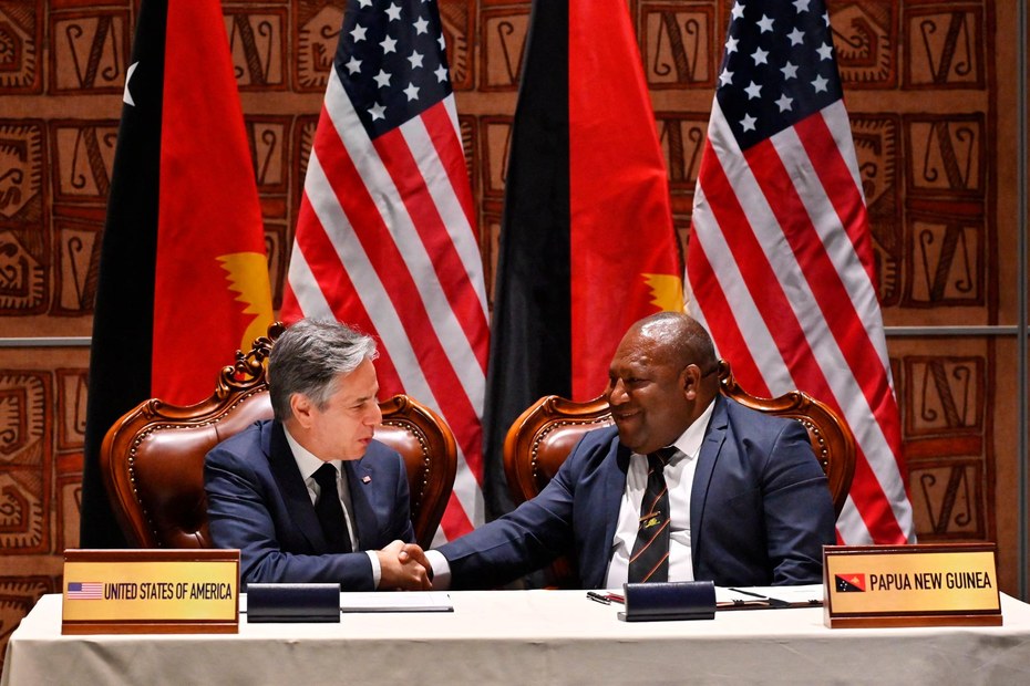 US-Außenminister Antony Blinken und Papua-Neuguineas Verteidigungsminister Win Bakri Daki am 22. Mai in Port Moresby