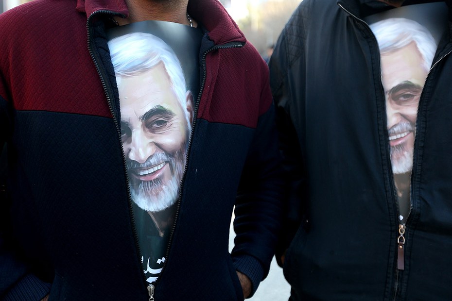 Anhänger Soleimanis tragen Shirts mit dem Gesicht des verstorbenen Generals bei einer Trauerveranstaltung im Iran