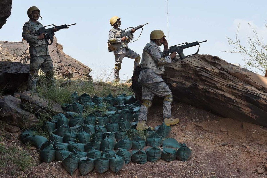 Saudische Grenzsoldaten halten Wache an der Grenze zum Jemen