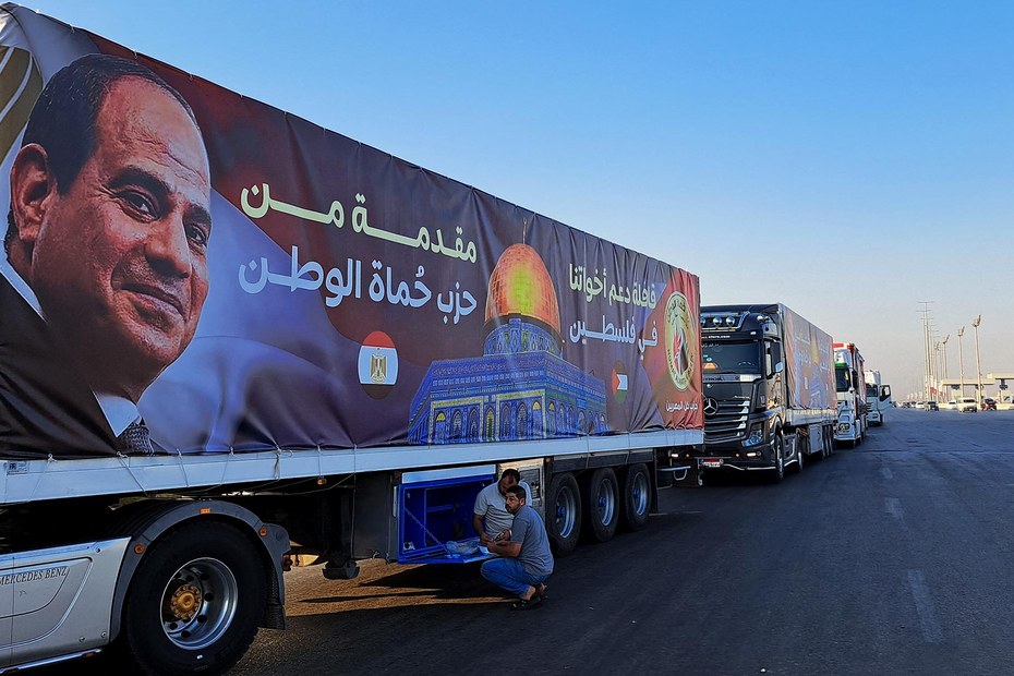 Gaza-Hilfskonvoi mit dem Gesicht von Ägyptens Präsident as-Sisi, 300 Kilometer östlich der Grenze, 16. Oktober