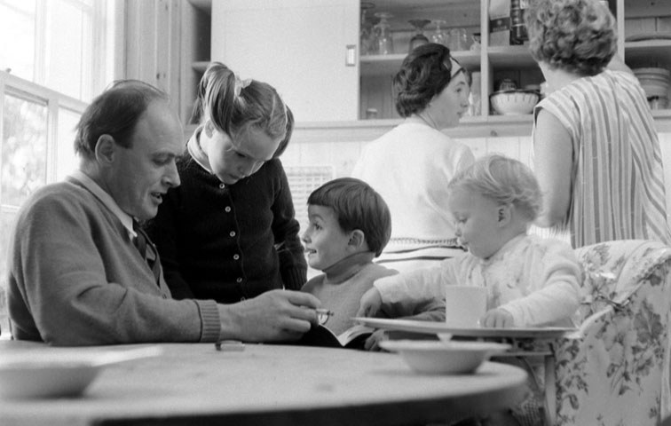 Der Schriftsteller und drei seiner fünf Kinder zu Hause in Great Missenden (1965)