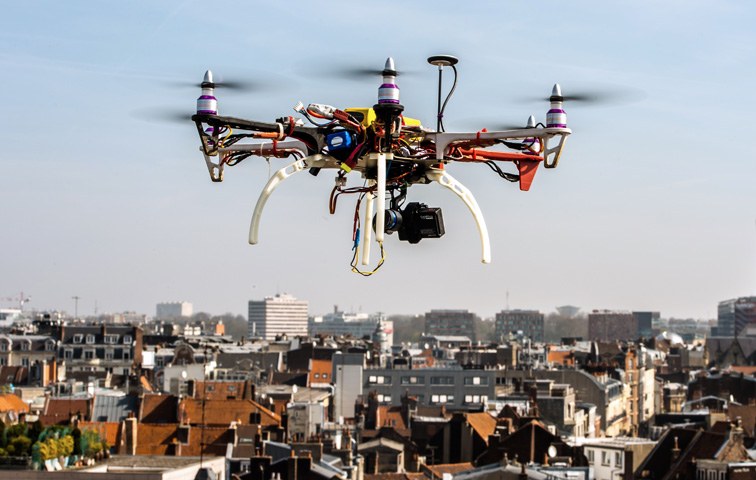 Monoton surren die Drohnen