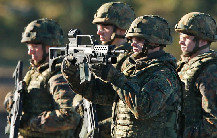 Sollten sie lieber wieder weglegen: Bundeswehrsoldaten mit einem G36-Gewehr