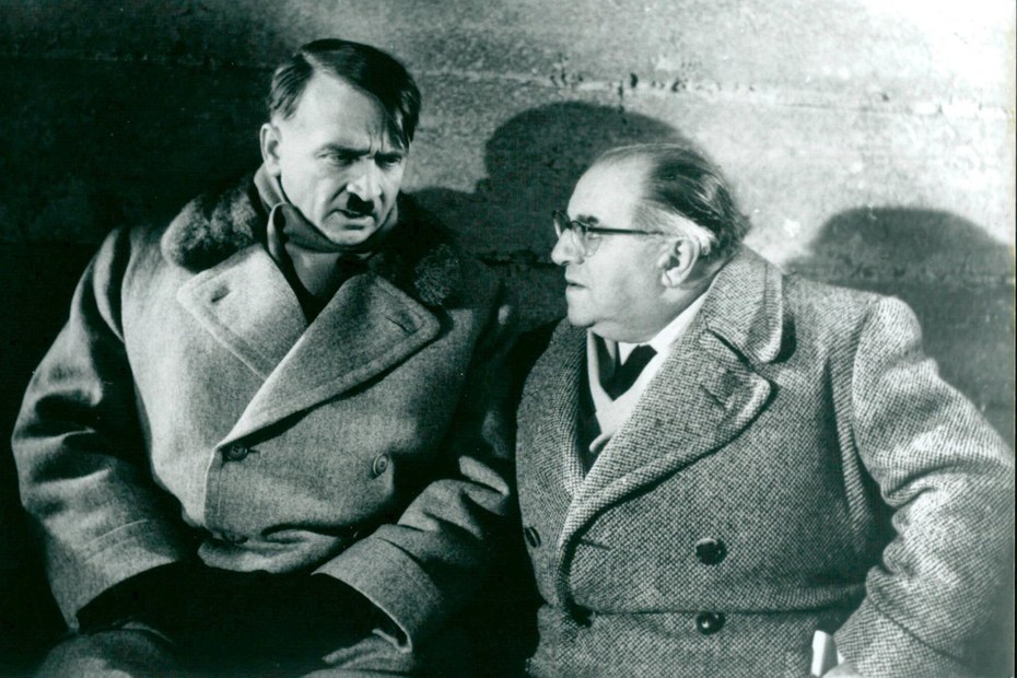 Albin Skoda als Adolf Hitler im Antikriegsfilm „Der letzte Akt“ (1955), bei dem Georg Wilhelm Pabst (rechts) Regie führte