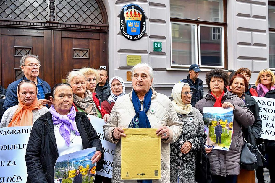 Nach der Verleihung des Literaturnobelpreises an Peter Handke versammelte sich ein Protest vor der schwedischen Botschaft in Sarajevo