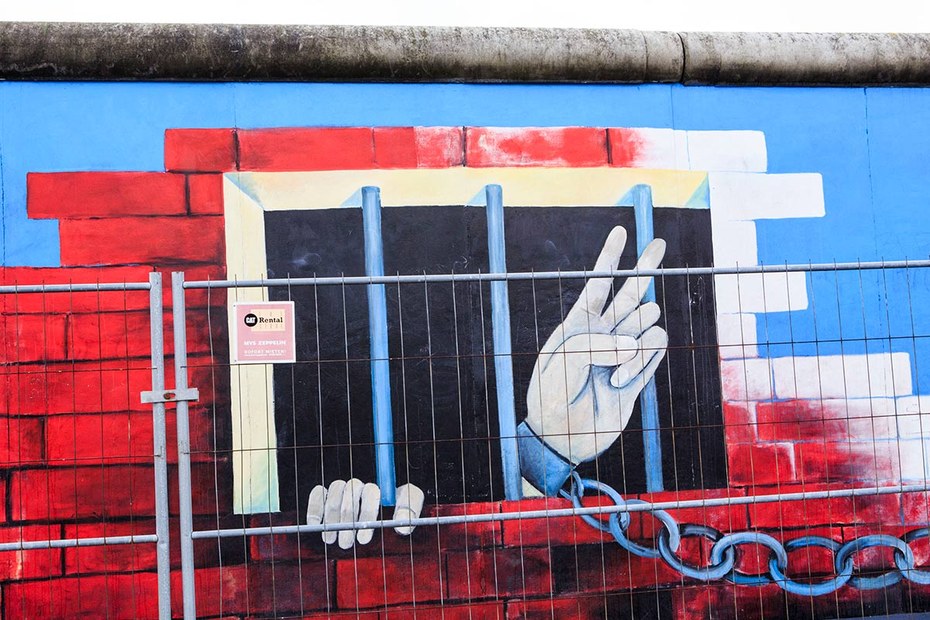 Die Graffitis an der Mauer werden vor allem durch die "Mauerspechte" gefährdet