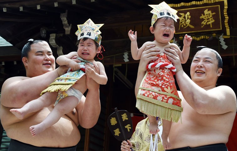Andere Außenzuschreibung: In Japan soll ein Schrei-Ritual das Baby gesund halten