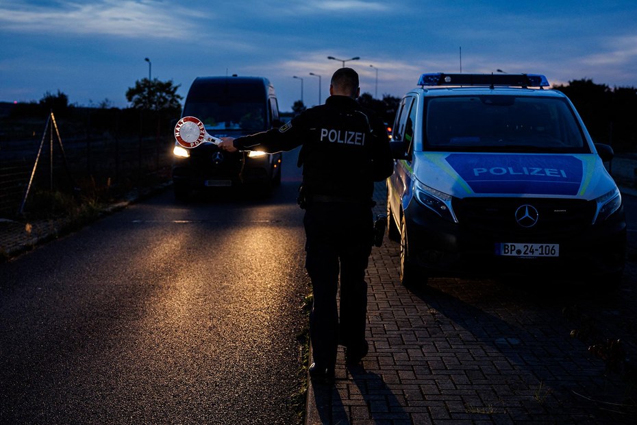 Polizist bei der Kontrolle eines Vans an der deutsch-polnischen Grenze, Oktober 2023
