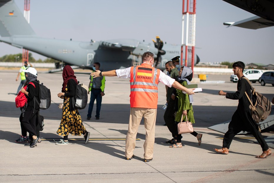 Geflüchtete aus Kabul werden von der Bundeswehr über Taschkent ausgeflogen (22.08.2021)