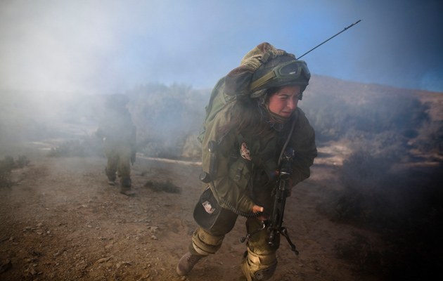 Während einer Übung für den Ernstfall kämpft sich eine israelische Soldatin durch die Rauschwaden