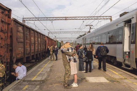 Die Frau im karierten Hemd fährt gleich nach Kiew zurück: Abschied am Bahnhof von Kramatorsk, Oktober 2023