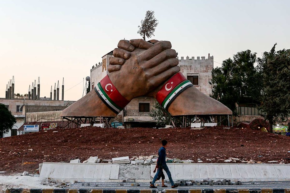 55 Kilometer nördlich von Aleppo, unweit der türkischen Grenze, steht dieses Monument: Die Armbänder zeigen die türkische Flagge und die Flagge der Freien Syrischen Armee