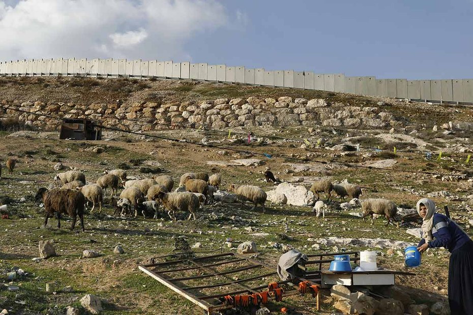 Für Israelis bedeutet die Mauer Sicherheit, aber sie ist ein Einschnitt ins Leben der Beduinen
