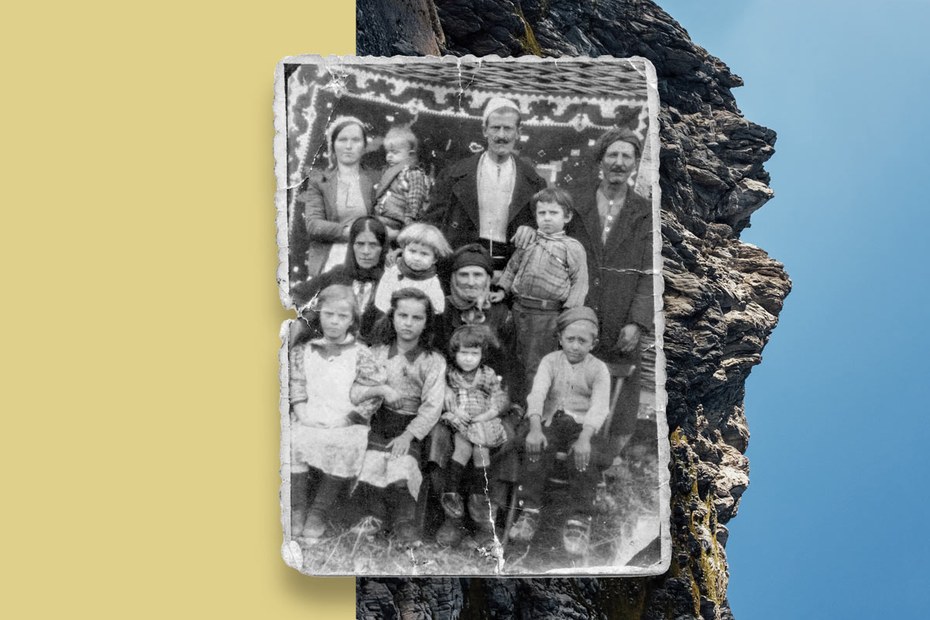 Vielleicht im Jahr 1947, in Kruševo, dem Heimatdorf der Familie: links oben die Großmutter, das blonde Baby ist der Vater