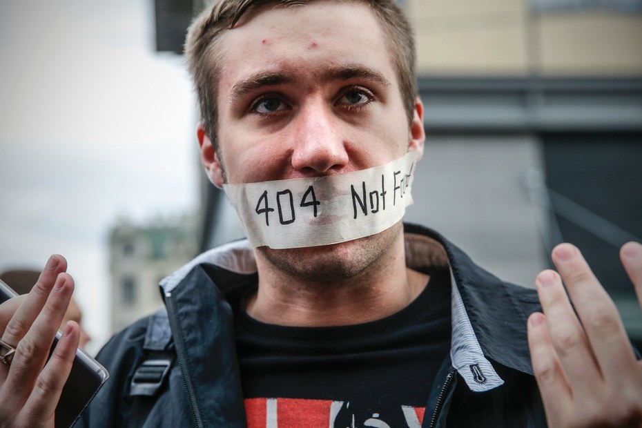 Ein Demonstrant in Moskau protestiert gegen die zunehmende Überwachung im Internet