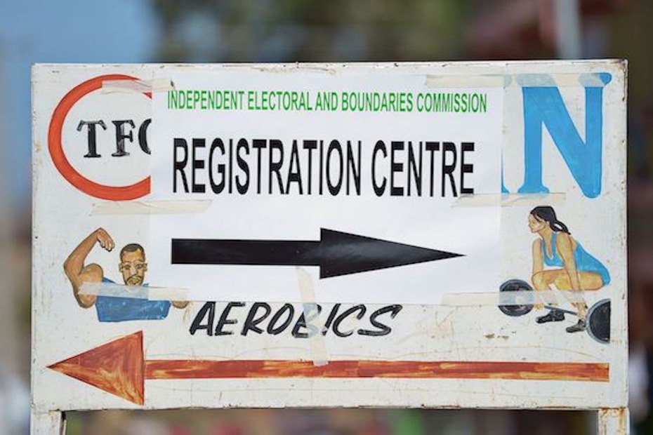Wegweiser zur Wählerregistrierung vor der Wahl in Kenia. Gerade in politisch entscheidenden Phasen droht der Gebrauch von Sozialen Medien eingeschränkt zu werden