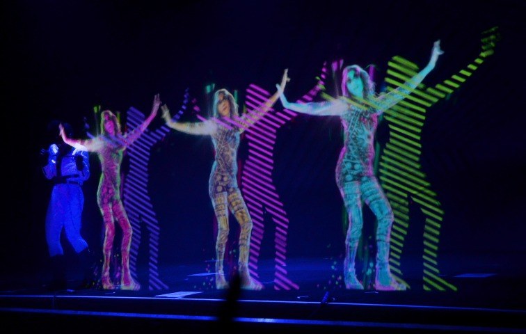 Popkulturelle Versuche: Musikerin M.I.A. als Hologramm während einer Show in Californien