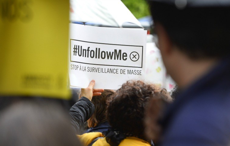 Aktivisten demonstrieren Anfang Mai in Paris gegen das umstrittene Überwachungsgesetz