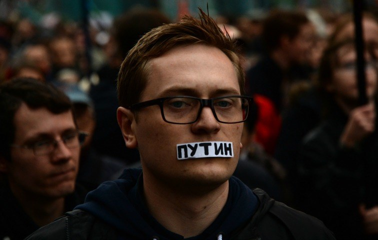 "Putin" hat dieser Demonstrant sich über den Mund geklebt