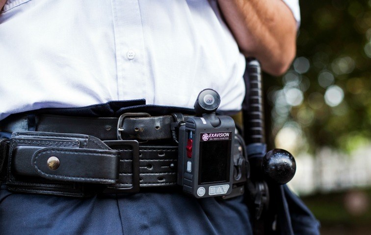Auch eine bessere technischen Ausstattung der Bundespolizei wird geplant. In Teilen Frankreichs gehört eine Kamera am Hosenbund schon zum Standard