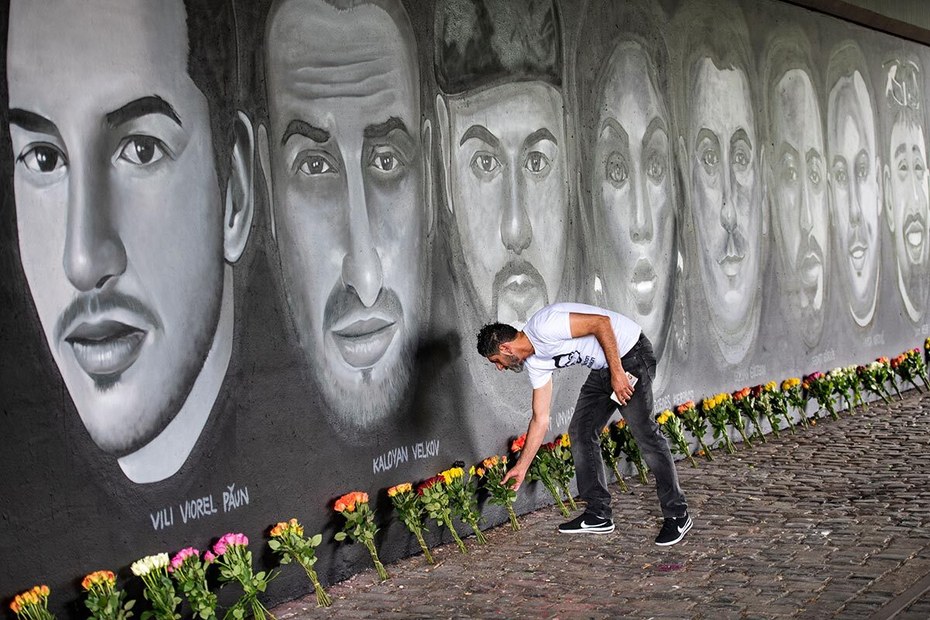 Ein 27 Meter langes Gemälde erinnert in Frankfurt an die Opfer des Anschlages von Hanau