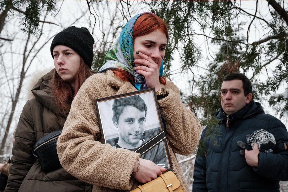 Angehörige trauern über den Tod eines ukrainischen Soldaten des Asow-Bataillons, der in Bachmut ums Leben gekommen ist