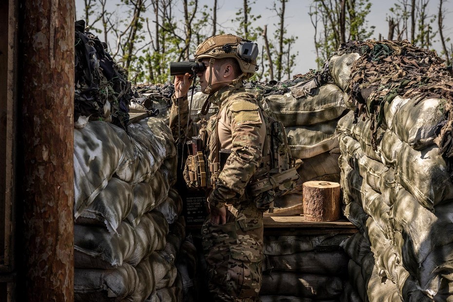Ein ukrainischer Soldat beobachtet die Front in der Nähe der Stadt Maryinka im Donezker Gebiet