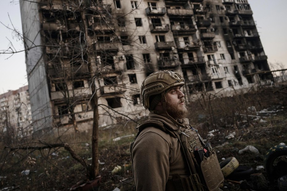 Ein ukrainischer Soldat patrouilliert am 15. November 2023 vor einem zerstörten Gebäude im Oblast Donezk, nahe der von Russland derzeit angegriffenen Stadt Vuhledar und zwischen beiden Seiten tobenden Panzergefechten.