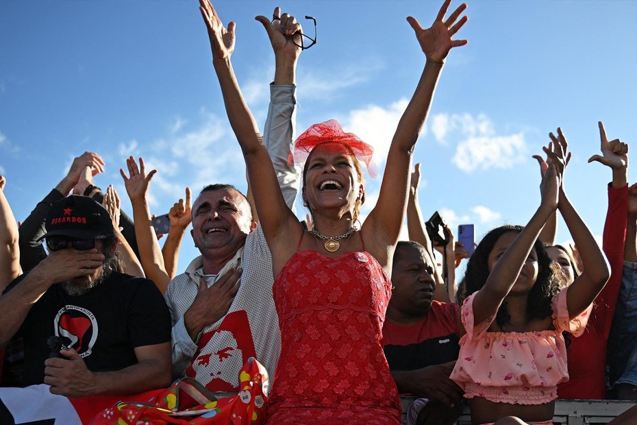 Der Jubel ist groß: Anhänger:innen des brasilianischen Präsidenten Lula da Silva nach seiner Amtseinführung
