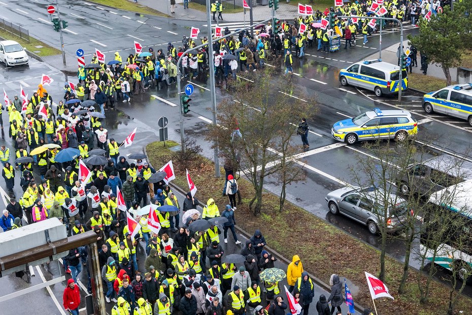 Lufthansa-Mitarbeiter streiken am 7.Februar 2024 in Frankfurt am Main