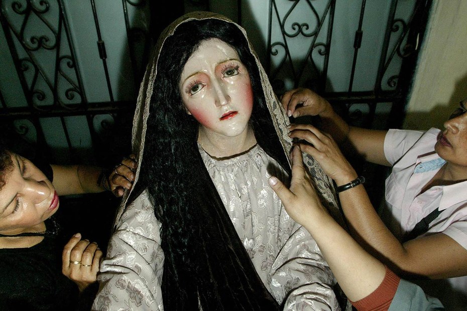Frauen in Honduras bereiten ein Maria-Magdalena-Bildnis für eine religiöse Zeremonie vor