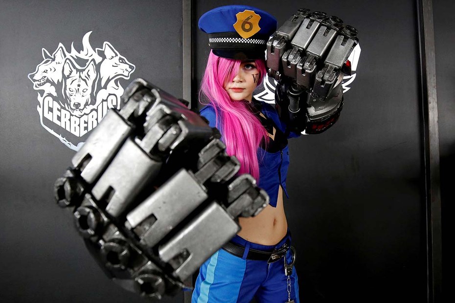 Geht doch! Cosplayerin posiert als Polizistin aus „League of Legends“