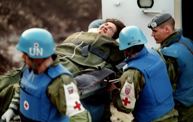 UN-Sanitäter bergen im Februar 1994 Opfer des Attentats