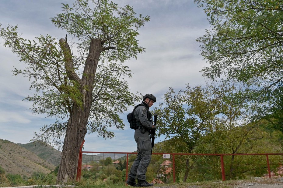 Ein Mitglied der kosovarischen Polizeispezialkräfte patrouilliert Ende September nahe der Grenze zu Serbien.