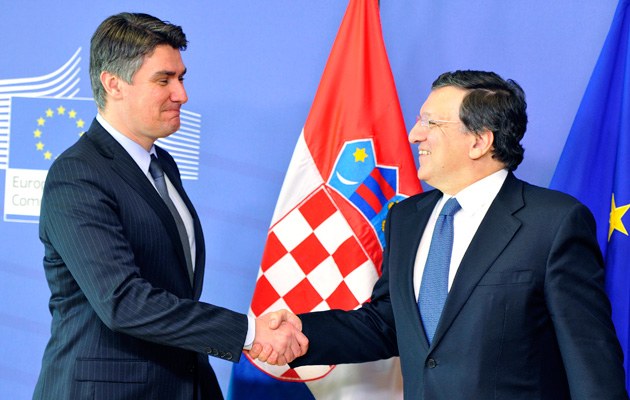 Mit gefasster Miene das „Land des Lächelns“ ertragen: Kroatiens Premier Milanović bei EU-Kommissionspräsident Barroso (rechts)