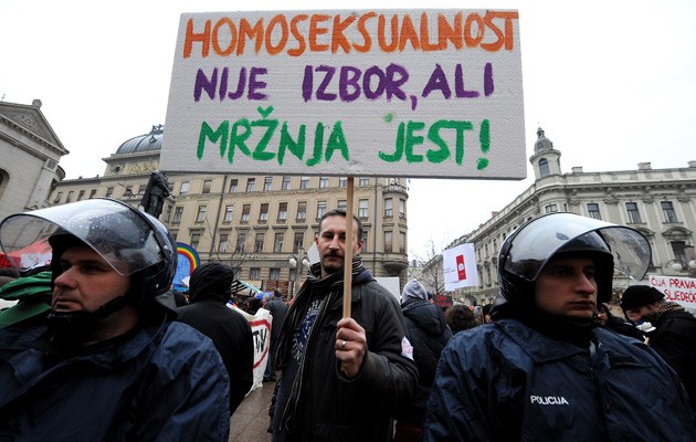 Ein Demonstrant hält ein Schild, auf dem steht: "Homosexualität ist keine Entscheidung, Hass schon"