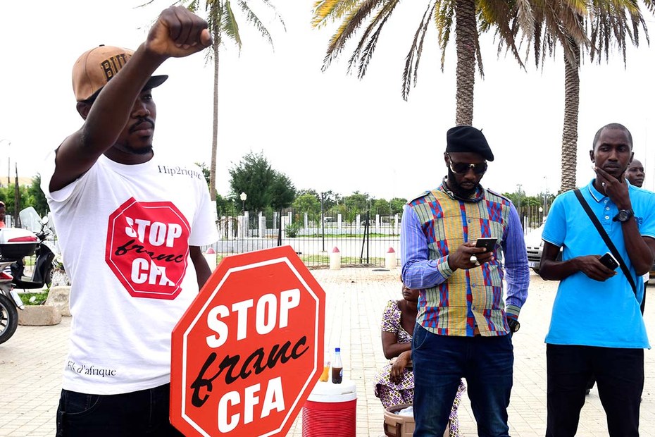 Eine antikoloniale Demonstration in Dakar gegen die Währung Franc de la Communauté Financière d’Afrique, kurz CFA