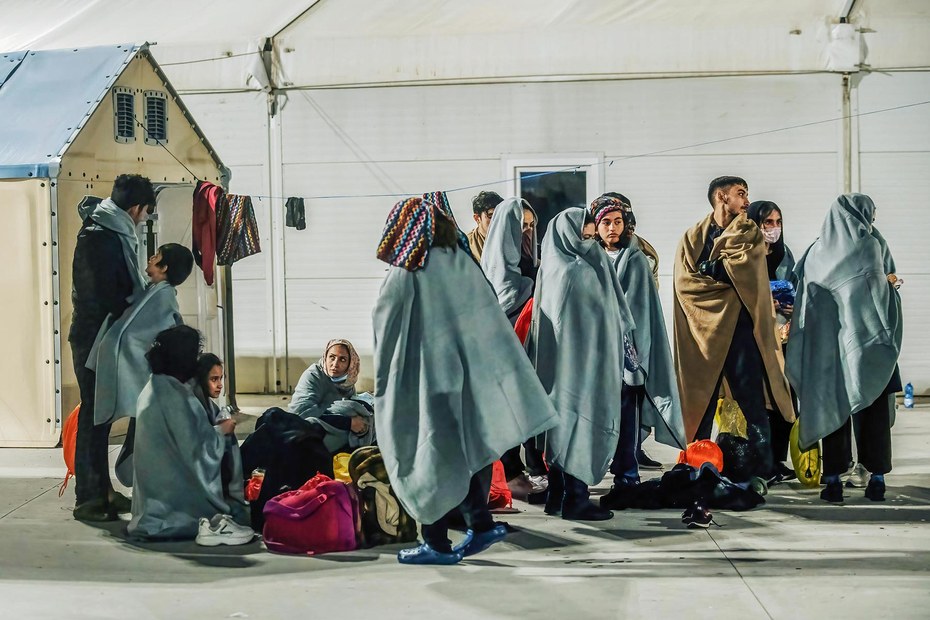 Schutzsuchende in einem Erstaufnahmelager in Roccella Ionica, Italien