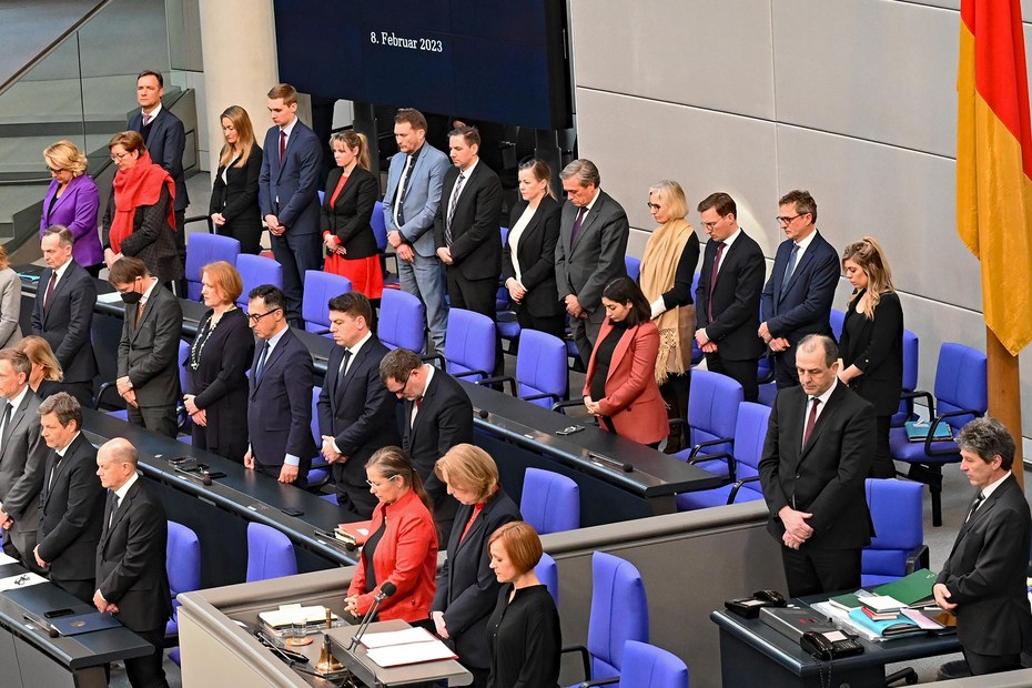 Eine Schweigeminute für die Opfer des Erdbebens im Bundestag. Mehr emotionale Anteilnahme ist nicht drin