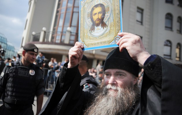 Orthodoxer Priester in Moskau am Tag der Urteilsverkündung gegen "Pussy Riot"