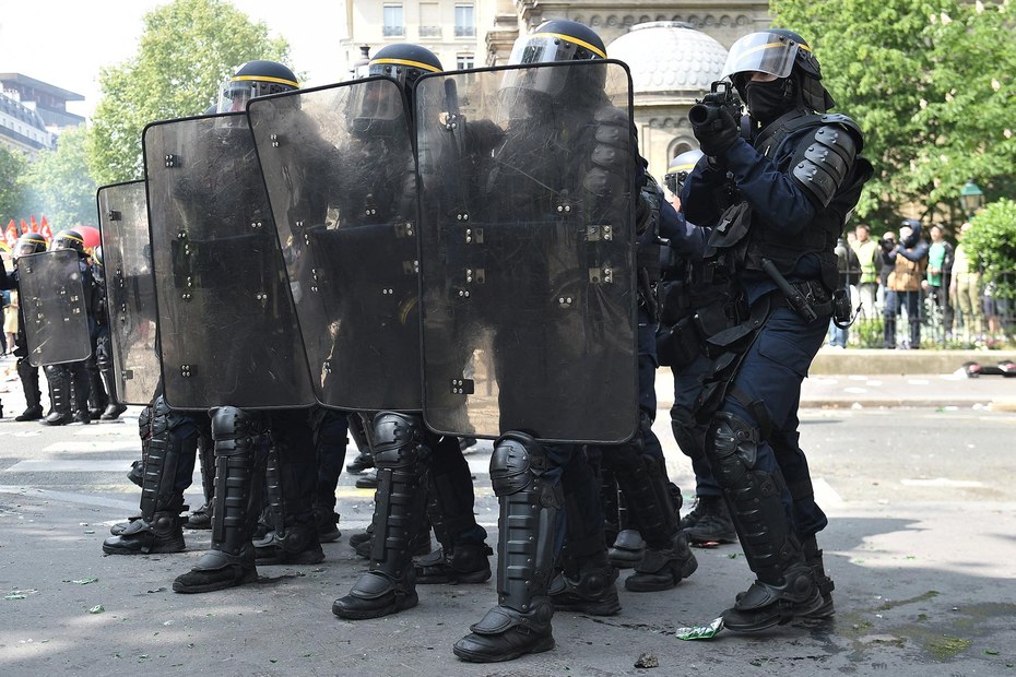 Polizei geht gegen Demonstranten zum Tag der Arbeit in Paris vor (Archivbild)