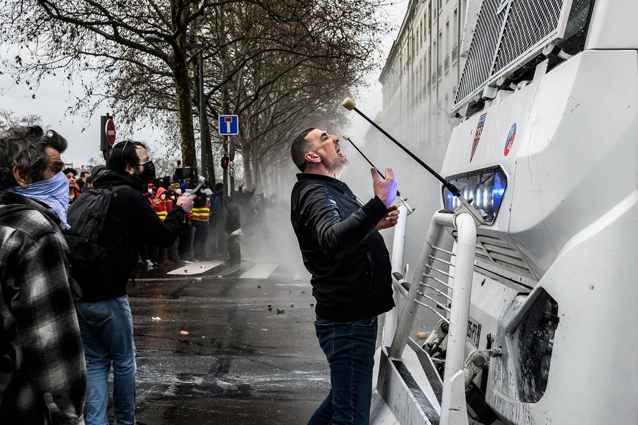 Die Stimmung ist schon längst gekippt: Demonstrant gegen Wasserwerfer in Lyon