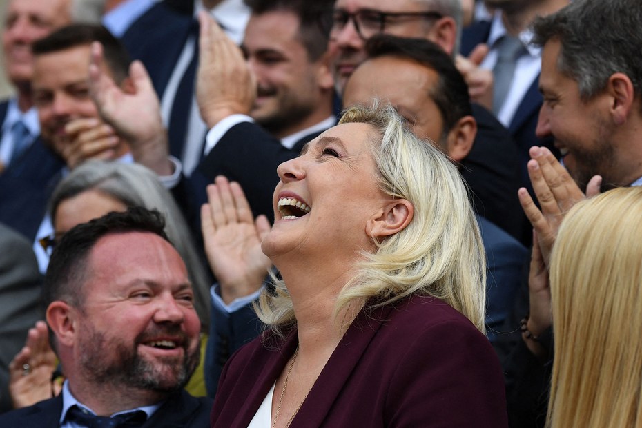 Im Siegestaumel: Marine Le Pen ist jetzt Fraktionschefin im französischen Parlament
