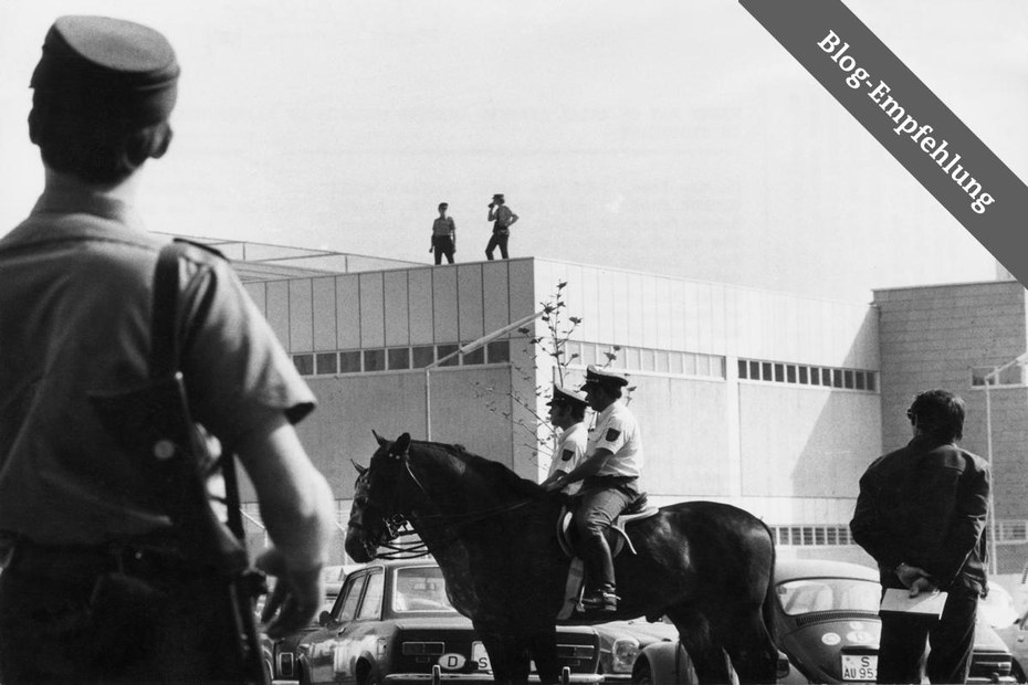 Polizisten schützen am 21. Mai 1975 das Gerichtsgebäude beim sogenannten "Stammheim-Prozess"