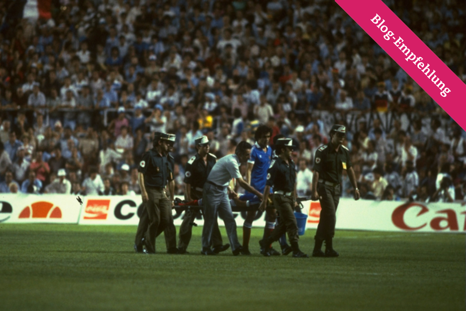 Battiston wird nach dem Angriff durch Harald Schumacher während der WM 1982 in Sevilla vom Platz getragen