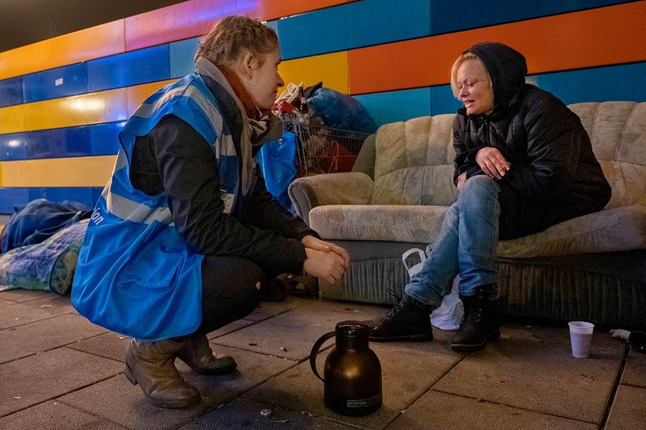 Mitarbeiter des Kältebusses kümmern sich um Obdachlose in Berlin-Lichtenberg