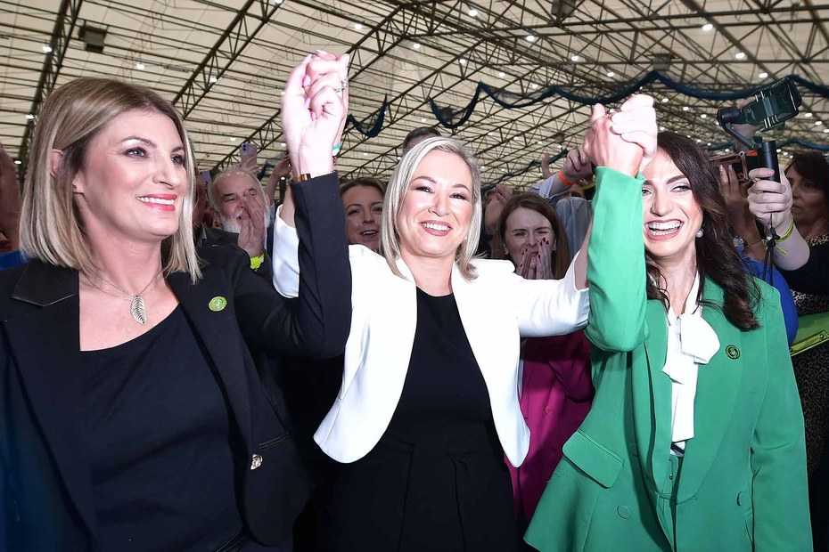 Die Fraktionsvorsitzende von Sinn Féin im nordirischen Parlament, Michelle O’Neill (M.), feiert ihren Wahlsieg