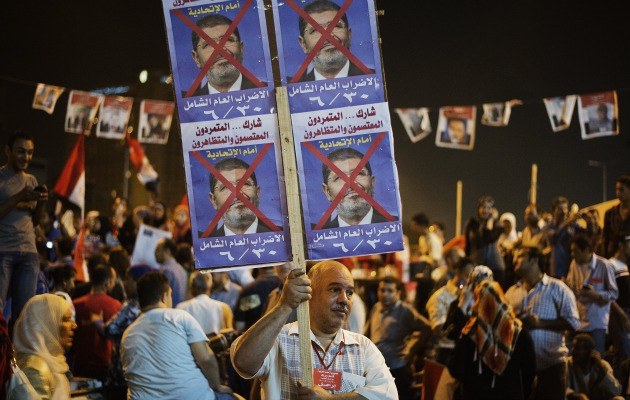 Ein Ägypter mit einem Protestplakat gegen Präsident Mohammed Mursi am Tahrirplatz am 26. Juni
